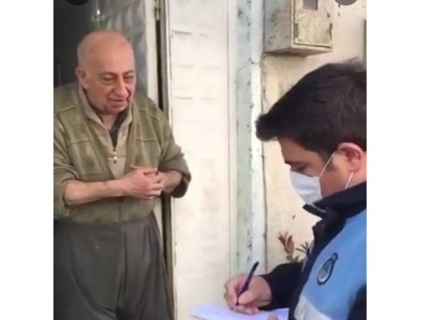 Anggota polis bantu warga emas membeli barang keperluan harian mereka.- Foto: Twitter StanceGrounded