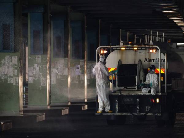 Petugas Alam Flora melakukan proses penyahkuman atau disinfeksi di Kompleks Perhentian Kajang sebagai langkah pencegahan penularan COVID-19 hari ini. - Foto: Bernama