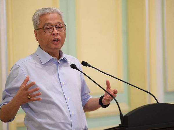 Menteri Kanan (Kluster Keselamatan) Datuk Seri Ismail Sabri Yaakob ketika sidang media selepas mempengerusikan Mesyuarat Jawatankuasa Khas Menteri-Menteri Mengenai Perintah Kawalan Pergerakan di Bangunan Perdana Putra hari ini. - Foto Bernama