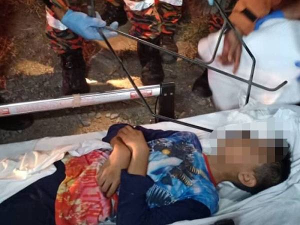 Pasukan Bomba dan Penyelamat Kota Bharu mengakui tugas mencabut besi pemegang tayar gantian kenderaan pelbagai guna (MPV) jenis Proton Exora yang tersusuk dimata sebelah kanan seorang kanak-kanak agak mencabar.