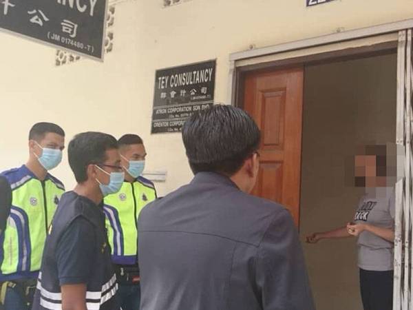 Rosli menggempur sebuah syarikat perunding kewangan di Bukit Cina beroperasi dalam tempoh PKP.