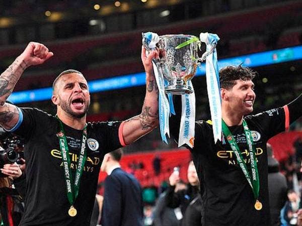 Walker (kiri), meraikan kejayaan merangkul Piala Liga bersama rakan sepasukan 1 Mac lalu. Foto : EPA