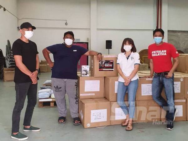 Auzani (kanan) bersama sukarelawan Tabung CovidSinar yang sentiasa komited memastikan barangan sumbangan orang ramai sampai kepada kumpulan sasaran dengan segera.