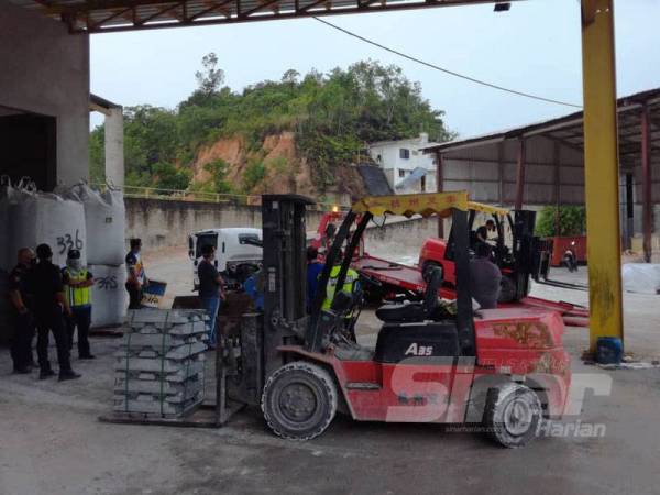 Pengusaha kilang memproses timah kitar semula di Rasa di sini, yang dikesan bukan sahaja melanggar PKP malah beroperasi secara haram tanpa kebenaran PBT.