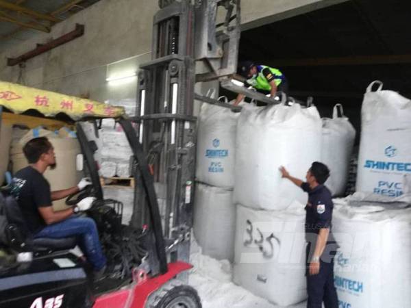 MDHS menyita dua buah forklift dan merampas jongkong timah dianggarkan seberat 890 kilogram