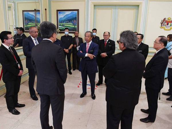 Perdana Menteri Tan Sri Muhyiddin Yassin beramah mesra bersama para penyumbang selepas Majlis Penyerahan Sumbangan Tabung COVID-19 dari sektor korporat di Bangunan Perdana Putra hari ini. - Foto Bernama