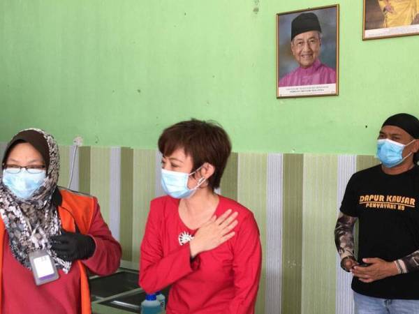 Nicole (tengah) semasa melawat pusat perlindungan sementara gelandangan semalam.