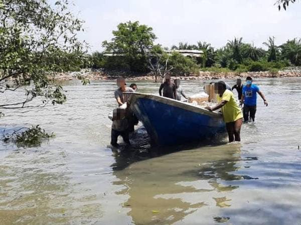 Sebuah bot yang membawa ketam nipah dan lokan bernilai RM75,500 dipercayai dari negara jiran dirampas dalam operasi di Laut Tanjung Gabang, Kuala Langat semalam.