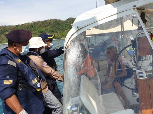 Anggota melakukan pemeriksaan di kapal layar asing di perairan Langkawi semalam.