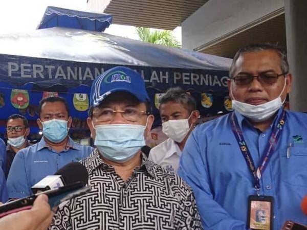 Ahmad (tengah) ketika ditemui media.