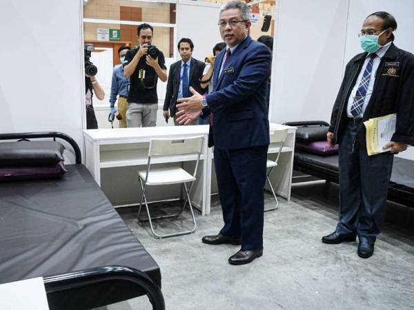 Dr Adham Baba (depan kiri) memberi penerangan mengenai persiapan ketika tinjauan Pusat Kuarantin dan Rawatan Covid-19 Berisiko Rendah di MAEPS hari ini. Foto: Bernama