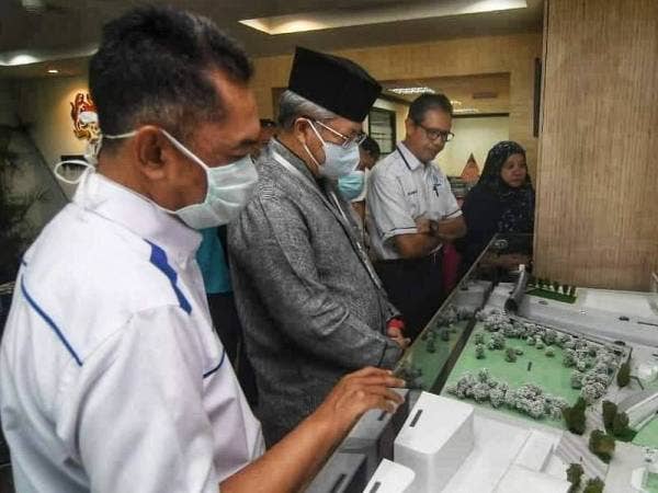 Annuar (tengah) mendengar taklimat Pembangunan Kampong Bharu di Perbadanan Kampong Bharu hari ini. - Foto Kementerian Wilayah Persekutuan
