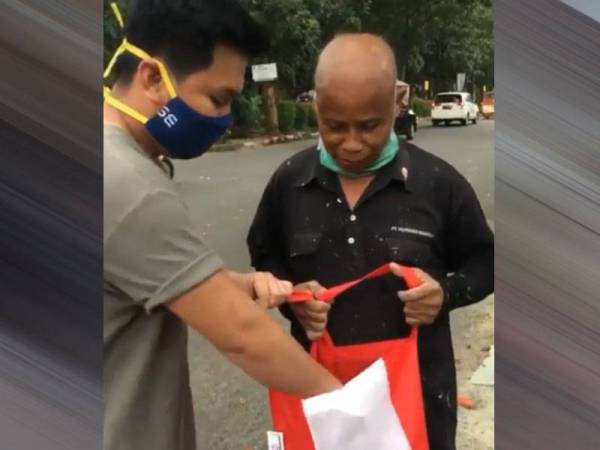 Natta Reza mengagihkan barangan makanan kepada golongan memerlukan.