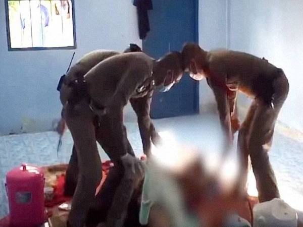 Seorang lelaki di Surat Thani, Thailand yang sedang menjalani kuarantin sendiri di rumah ditahan pihak berkuasa selepas mengamuk dan bertindak di luar kawalan. -Foto: Agensi