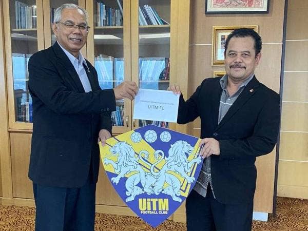 Prof Dr Azizan (kanan) menyerahkan sumbangan kepada Prof Emiritus Dr Azraii.