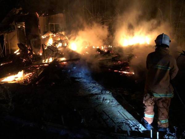 Bomba memadam kebakaran rumah didiami seorang warga emas.