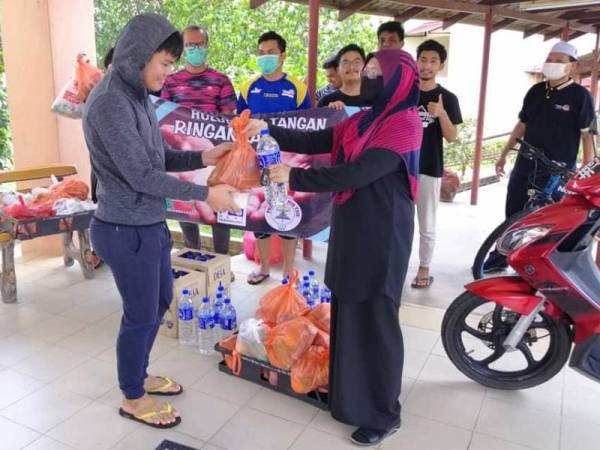 Pelajar Uniten KSHAS menerima sumbangan makanan dua kali sehari yang disediakan pihak universiti sepanjang tempoh PKP.