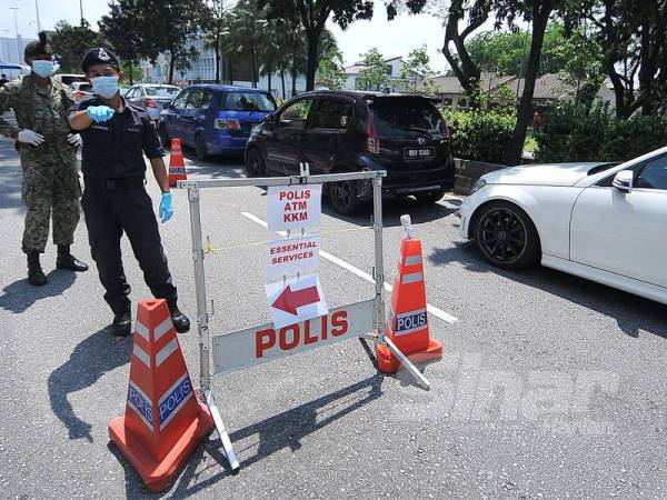 Pasukan 12 Briged bersama anggota polis melaksanakan sekatan jalan raya dalam operasi PKP di Setapak, Kuala Lumpur. - Foto Sinar Harian ROSLI TALIB
