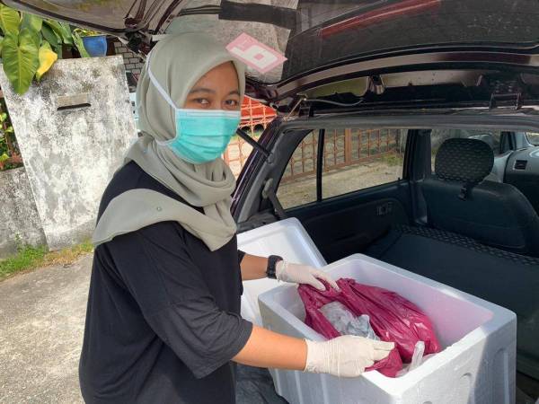 Zaty juga menggunakan kereta jika kawasan yang hendak dihantar melibatkan luar daerah Kota Bharu.