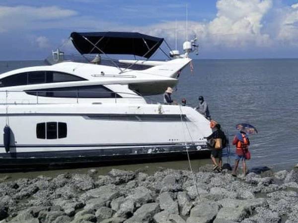 Bot dinaiki lima warga asing yang terkandas di Ban Pecah Sungai Apong, Sabak Bernam kelmarin.