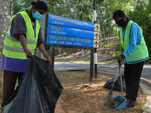 Pekerja pembersihan UPSB terus menjalankan tanggungjawab membersihkan kawasan kampus bagi memastikan UUM bebas wabak Covid-19.