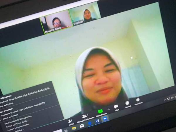 Madeline (atas, gambar kecil) bermesyuarat secara online dengan rakan setugasnya