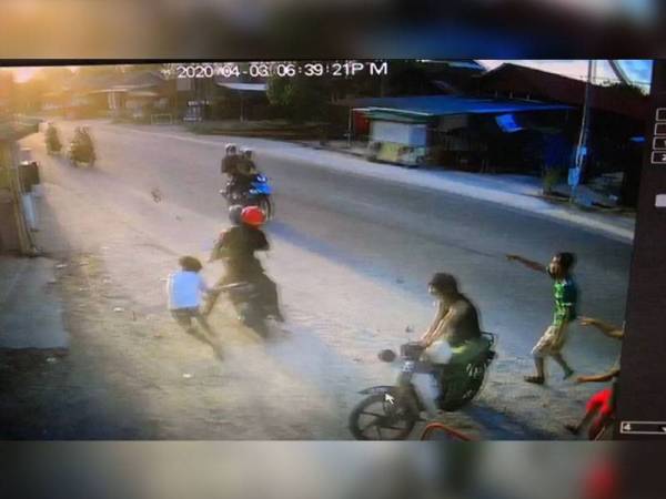 Mangsa (kiri) bergelut dan menarik pemegang belakang motosikal suspek menyebabkan suspek terjatuh, namun berjaya bangun dan memukulnya sebelum melarikan diri.
