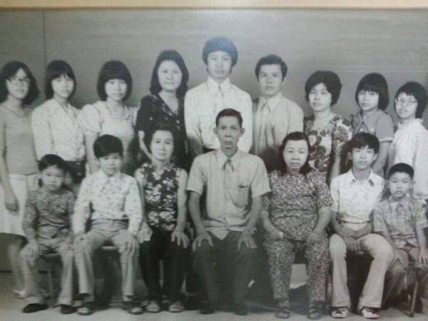 Chee Heng (duduk, dua dari kiri) bersama ahli keluarganya.
