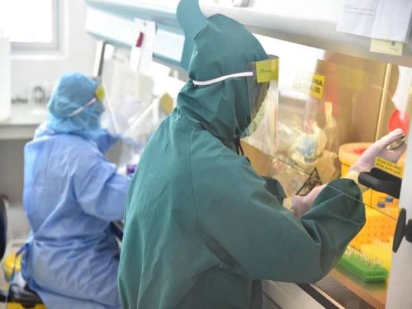 Makmal Ujian Dianogstik Covid-19 (Viral RNA Extraction) bagi proses pengujian sampel Covid-19 yang dilakukan oleh pihak UMBI. SUMBER: Facebook Kementerian Kesihatan Malaysia