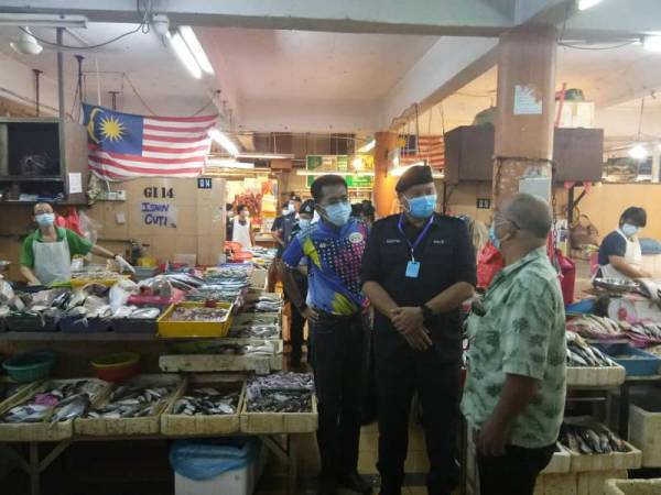 Ahmad Dzaffir beramah mesra dengan orang ramai di Pasar Kajang hari ini.