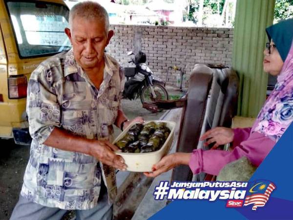 Suami Robiah, Musa membantumenjual kuih secara penghantaran dari rumah ke rumah.