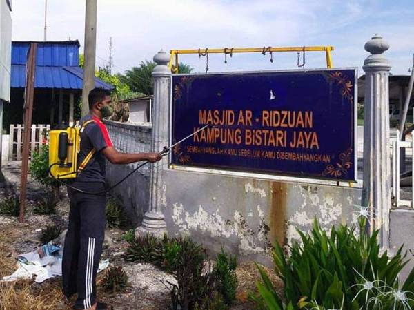 Kerja-kerja pembersihan dan penyemburan nyah kuman dilakukan di Masjid Ar-Ridzuan, Kampung Bestari Jaya di sini hari ini.