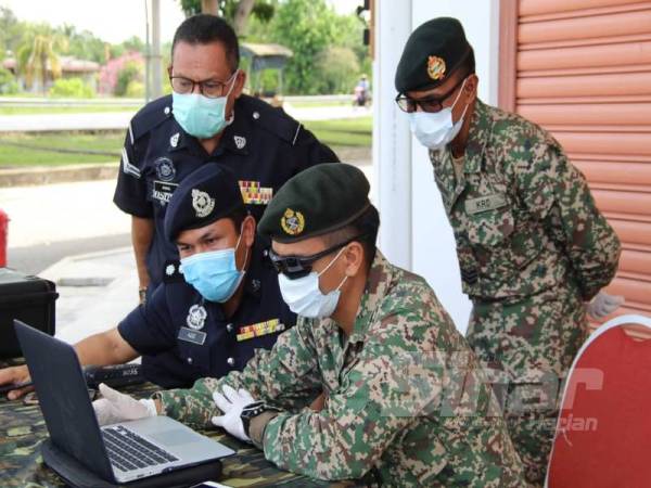 Anggota PDRM dan ATM sedang memantau keadaan di sekitar daerah ini menggunakan dron. 