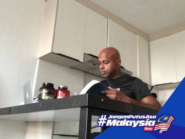 Sivamurugan memanfaatkan setiap waktu di rumah dengan melakukan aktiviti disukai di samping menyelesaikan rutin harian lain.