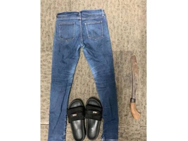 Antara barang bukti yang dirampas polis berhubung siasatan kes samun berparang di sebuah premis serbaneka, di Kota Damansara, Petaling Jaya, Januari lalu.