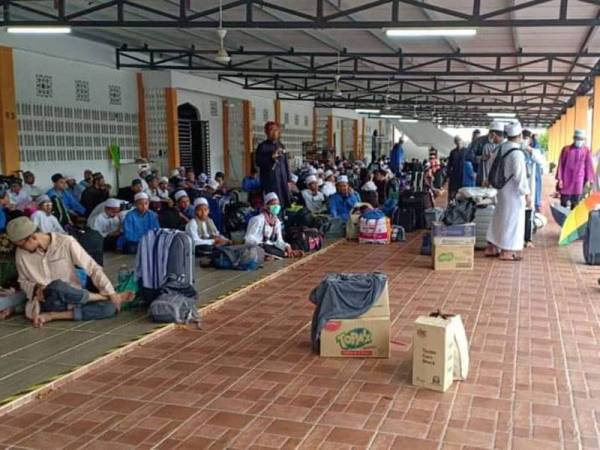 Seramai 274 pelajar Madrasatul Quran Kubang Bujuk dibenarkan pulang ke kediaman masing-masing selepas menjalani tempoh kuarantin selama dua minggu.