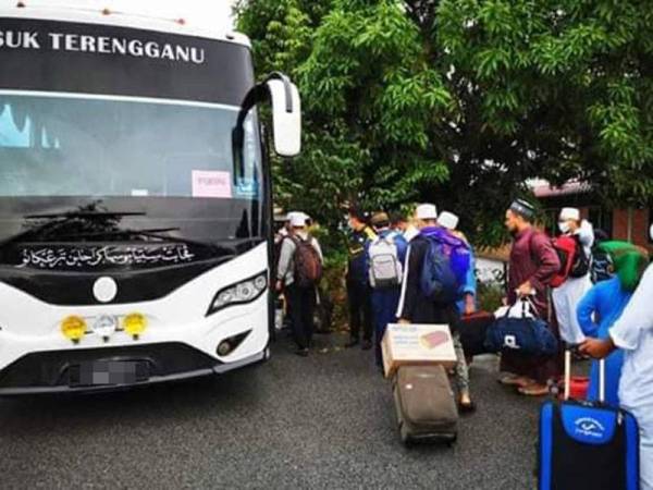 Pelajar dihantar menaiki kenderaan jabatan untuk pulang ke rumah masing-masing.