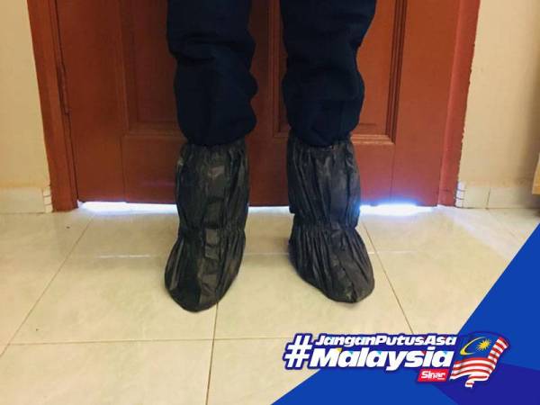 Inilah 'boot cover' yang dihasilkan Pasukan Solusi Jahitan UTHM yang dapat melindungi petugas barisan hadapan terdedah daripada sebarang risiko jangkitan Covid-19.