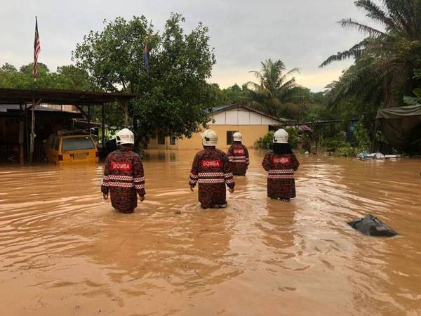 Bomba memindahkan 40 mangsa banjir kilat di Jalan Permatang 6, Kempas, Johor Bahru ke Dewan Utama Permatang pada petang ini berikutan hujan lebat.