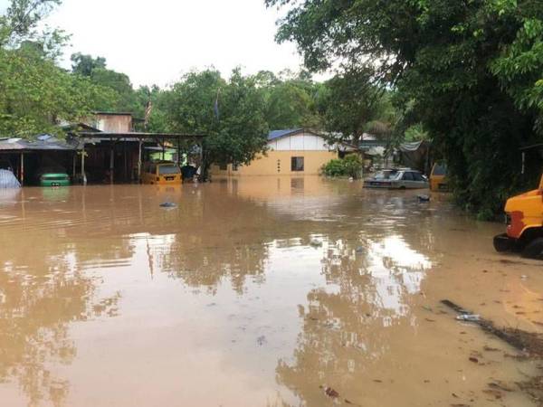Keadaan sebahagian rumah penduduk yang ditenggelami banjir kilat, hari ini.