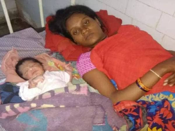 Kalli selamat melahirkan bayi lelaki. - Foto Times of India