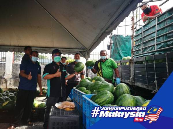 Buah-buahan antara yang dijual di Pasar Segar Terkawal.