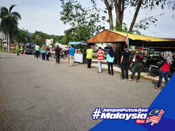 Orang ramai perlu mematuhi penjarakan sosial semasa berkunjung ke Pasar Segar Terkawal.
