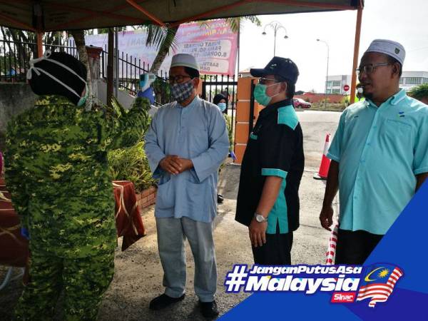 Pemeriksaan suhu badan dilakukan sebelum pelanggan dibenarkan masuk.