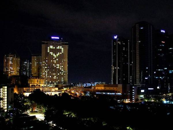 Solidariti sebuah hotel di Lembah Pantai yang menyampaikan pesanan kreatif berbentuk hati dengan menyalakan lampu bilik untuk memberi kesedaran masyarakat dalam mematuhi Perintah Kawalan Pergerakan (PKP) Fasa Kedua ketika tinjauan malam ini. - Foto Bernama