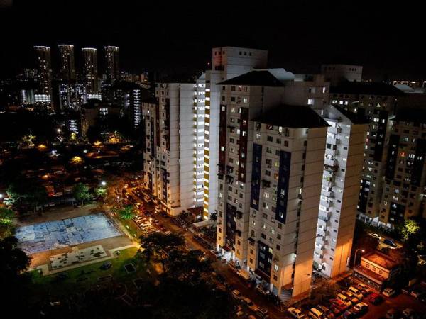 Suasana malam sekitar Projek Perumahan Rakyat (PPR) Kerinchi, Lembah Pantai dilihat memberi kesedaran kepada masyarakat untuk berada di rumah dalam mematuhi Perintah Kawalan Pergerakan (PKP) Fasa Kedua ketika tinjauan malam ini. - Foto Bernama