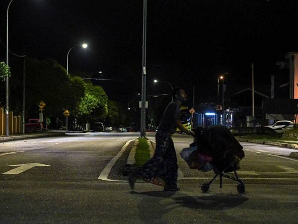 Suasana di sekitar Taman Keramat kelihatan sunyi dan agak lengang susulan pelaksanaan Perintah Kawalan Pergerakan Fasa Kedua ketika tinjauan malam ini.- Foto Bernama