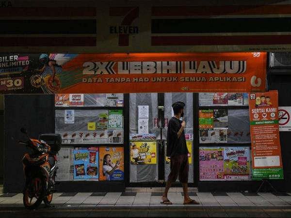 Sebuah kedai serbaneka 24 jam kelihatan tutup ekoran pelaksanaan Perintah Kawalan Pergerakan (PKP) Fasa Kedua ketika tinjauan malam ini. - Foto Bernama