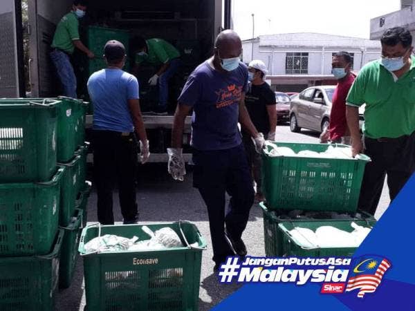 Mas Imran membantu menurunkan sayur-sayuran dan ikan sumbangan Pasaraya Econsave untuk diberikan kepada 3,000 ketua keluarga di semua rumah flat Taman Cendana, Pasir Gudang semalam.