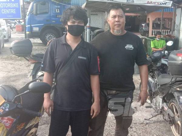 Zamri bersama lelaki tersebut di bengkelnya.